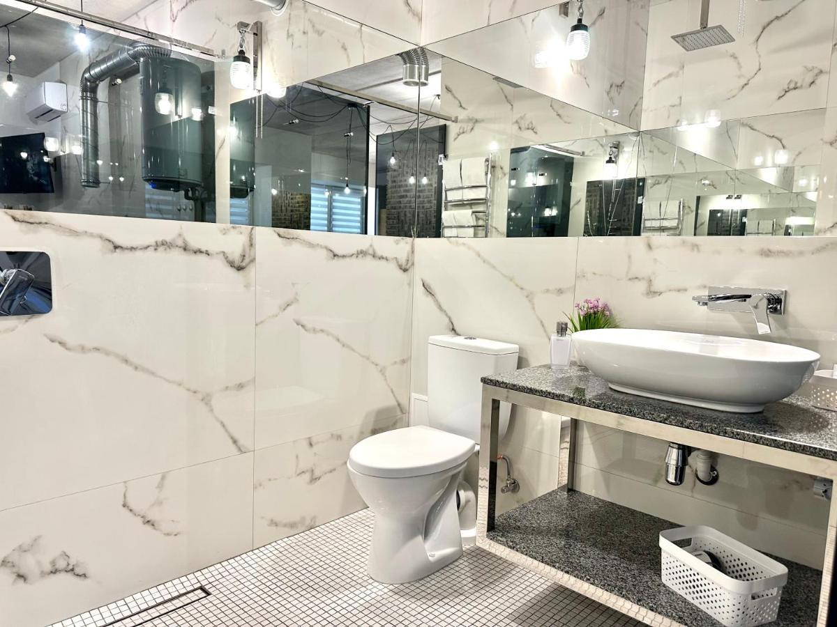 Designer Apartments In The City Center Ривне Екстериор снимка