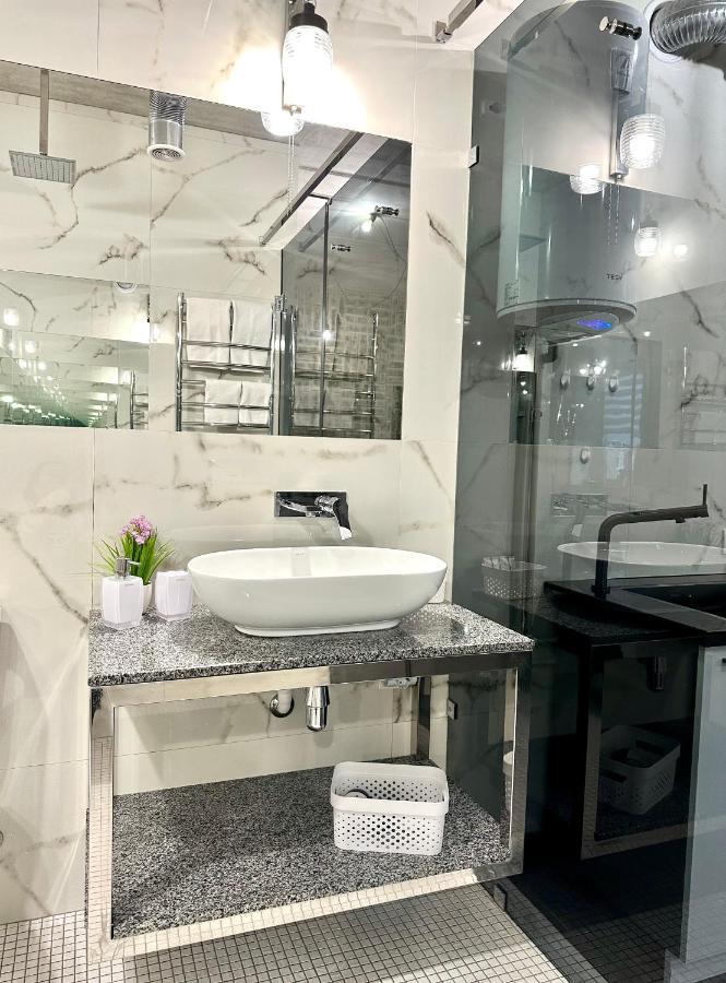 Designer Apartments In The City Center Ривне Екстериор снимка