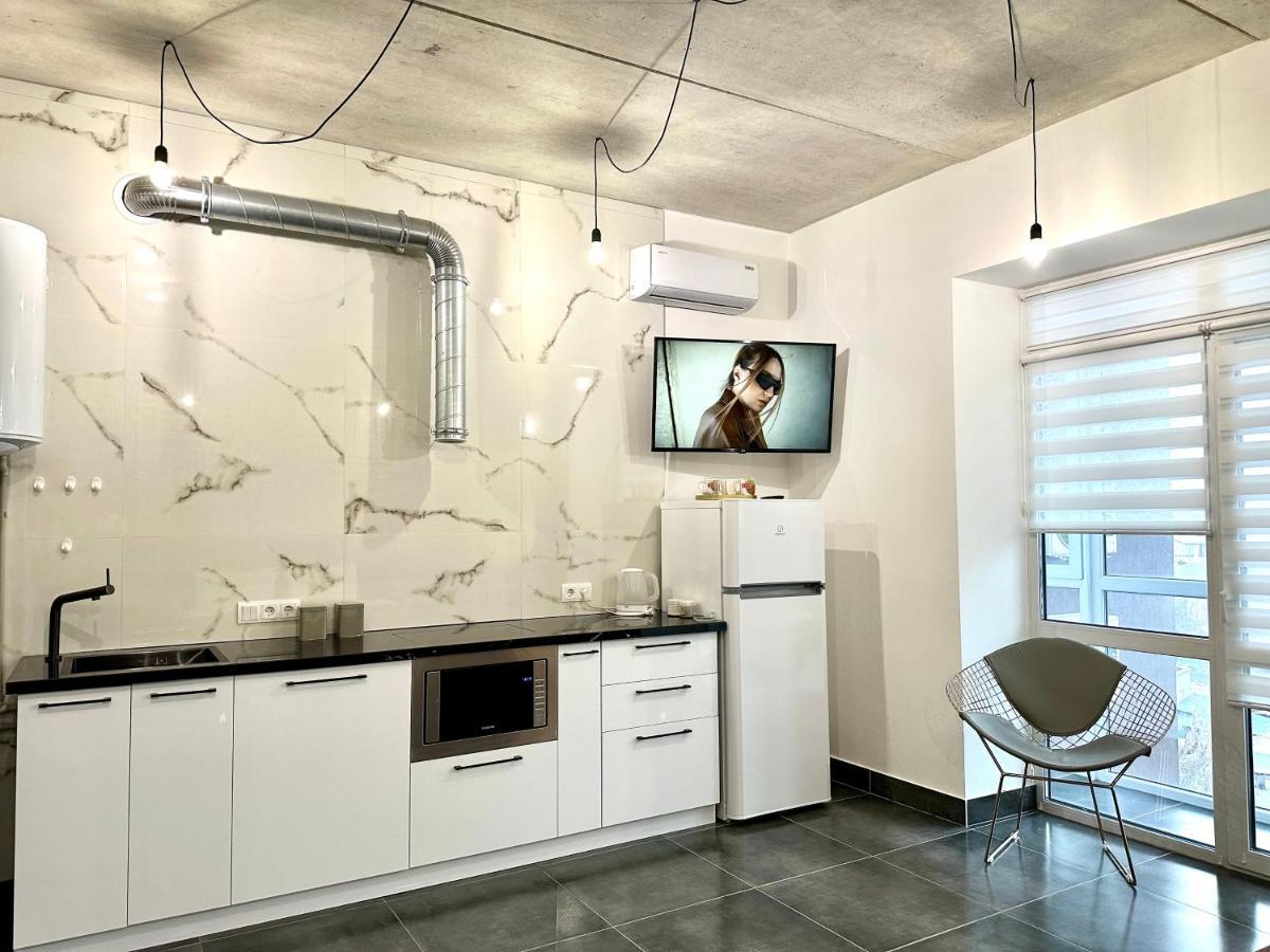 Designer Apartments In The City Center Ривне Екстериор снимка