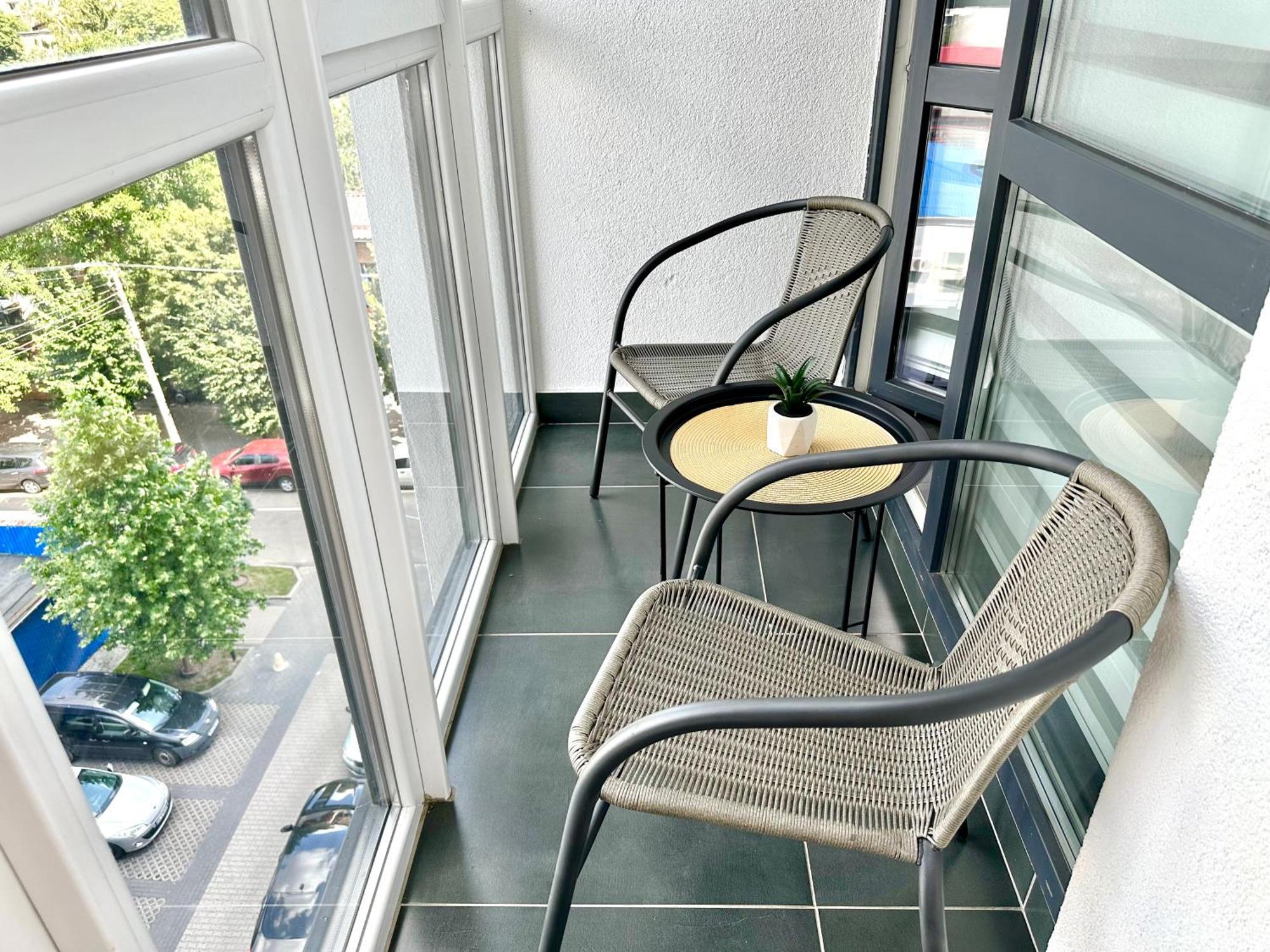 Designer Apartments In The City Center Ривне Екстериор снимка