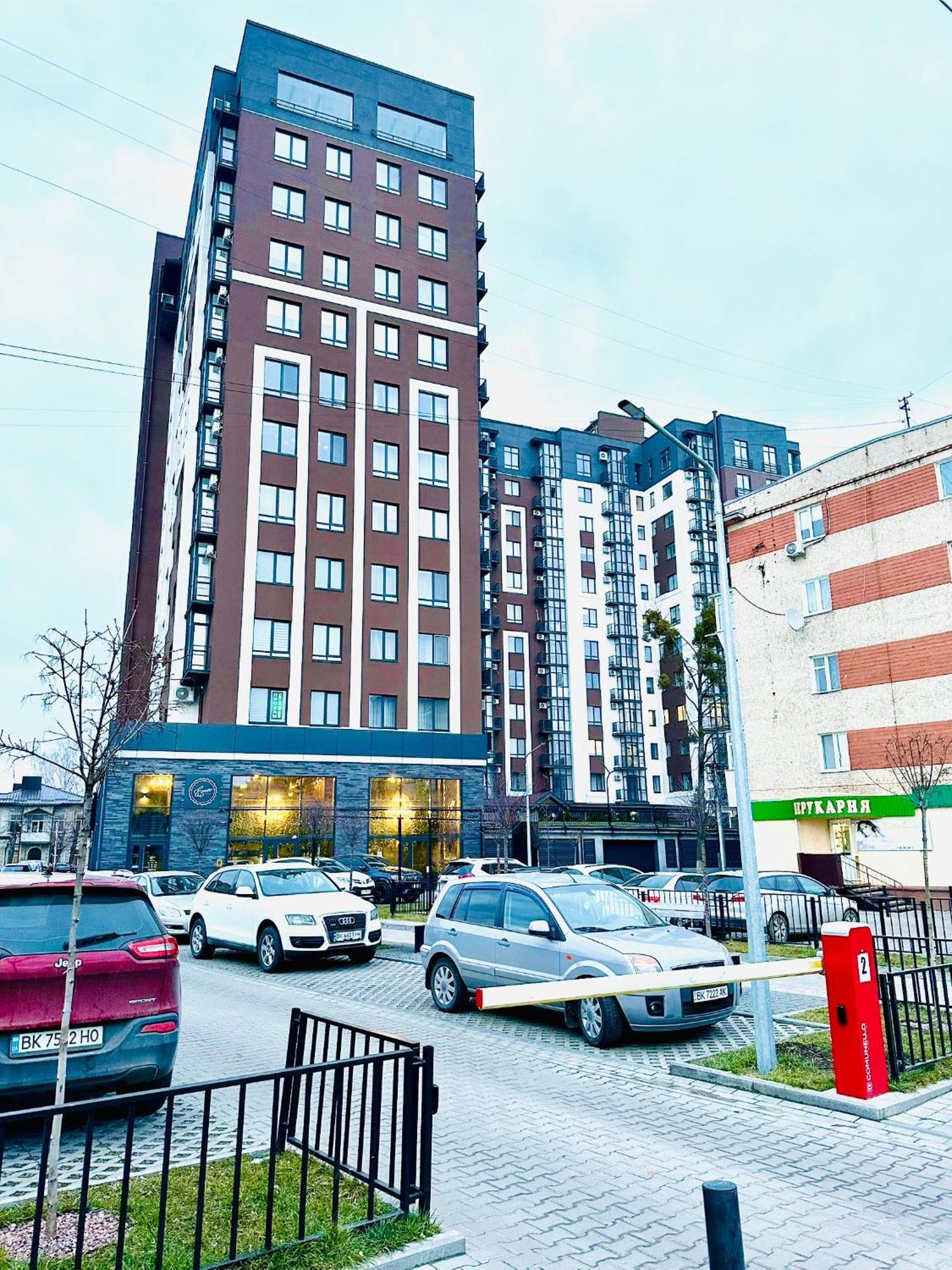 Designer Apartments In The City Center Ривне Екстериор снимка