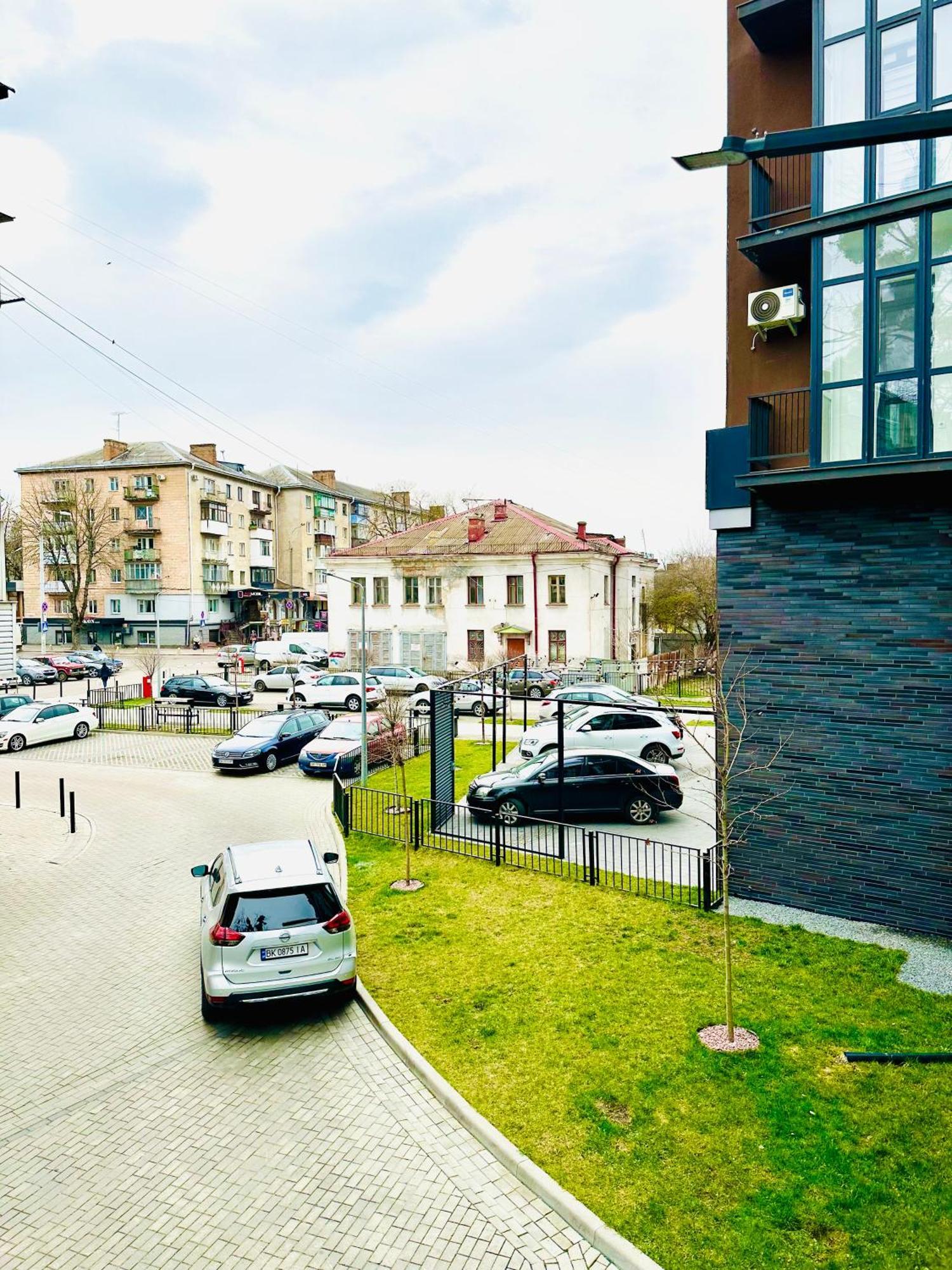 Designer Apartments In The City Center Ривне Екстериор снимка